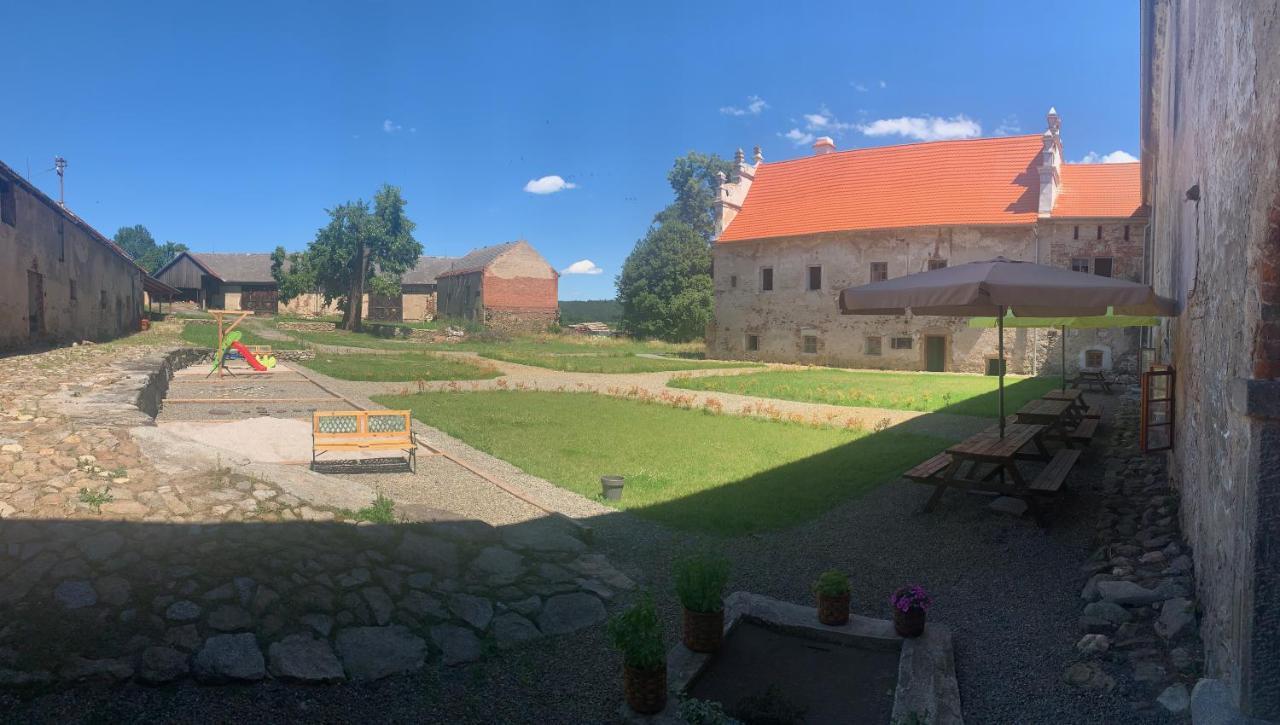 Zamek Mokrosuky Exteriör bild